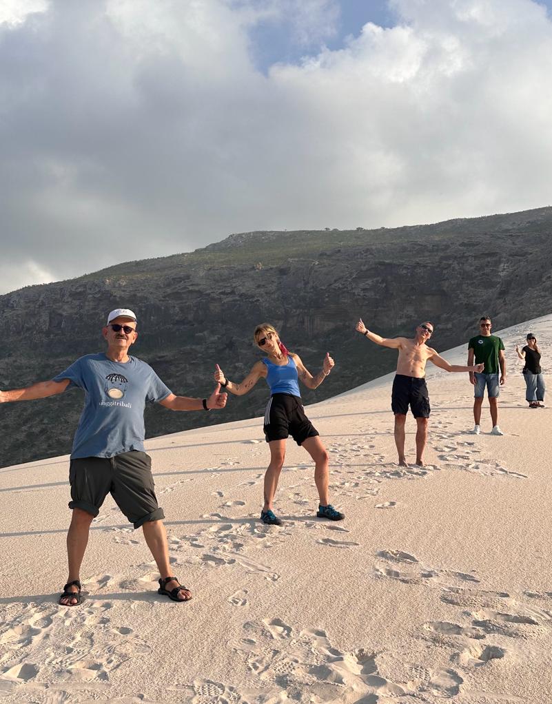 Gruppo di viaggiatori sulle spiagge di Socotra