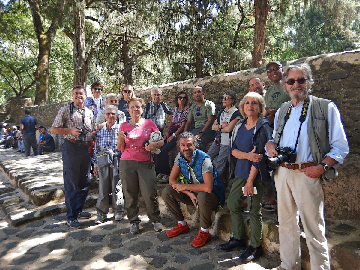 Foto di gruppo di turisti italiani in Etiopia con la guida locale