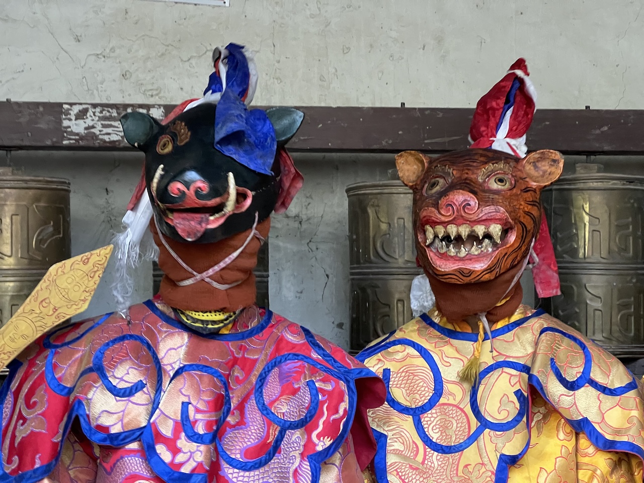 Maschere cerimoniali del Tiji Festival nel Mustang Maschere tradizionali e abiti sgargianti del Tiji Festival, celebrazione rituale nel cuore del Mustang che simboleggia la vittoria del bene sul male