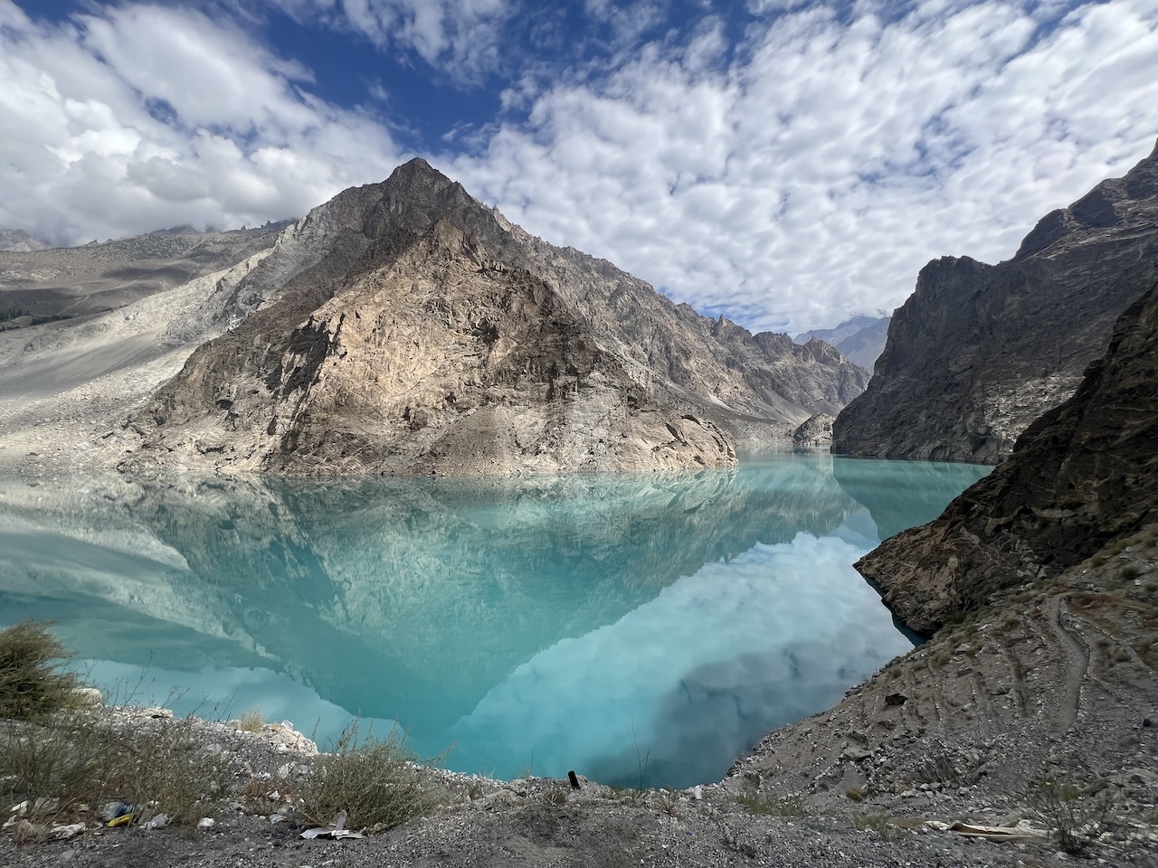 Lago Attabad Veduta panoramica del Lago Attabad, lago glaciale con acqua turchese, incastonato tra ripide montagne rocciose