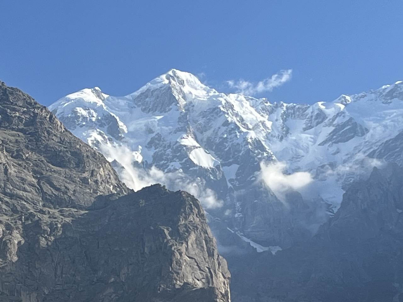 Rakaposhi Vista ravvicinata di una maestosa montagna, con la cima completamente innevata e rocce scure in primo piano