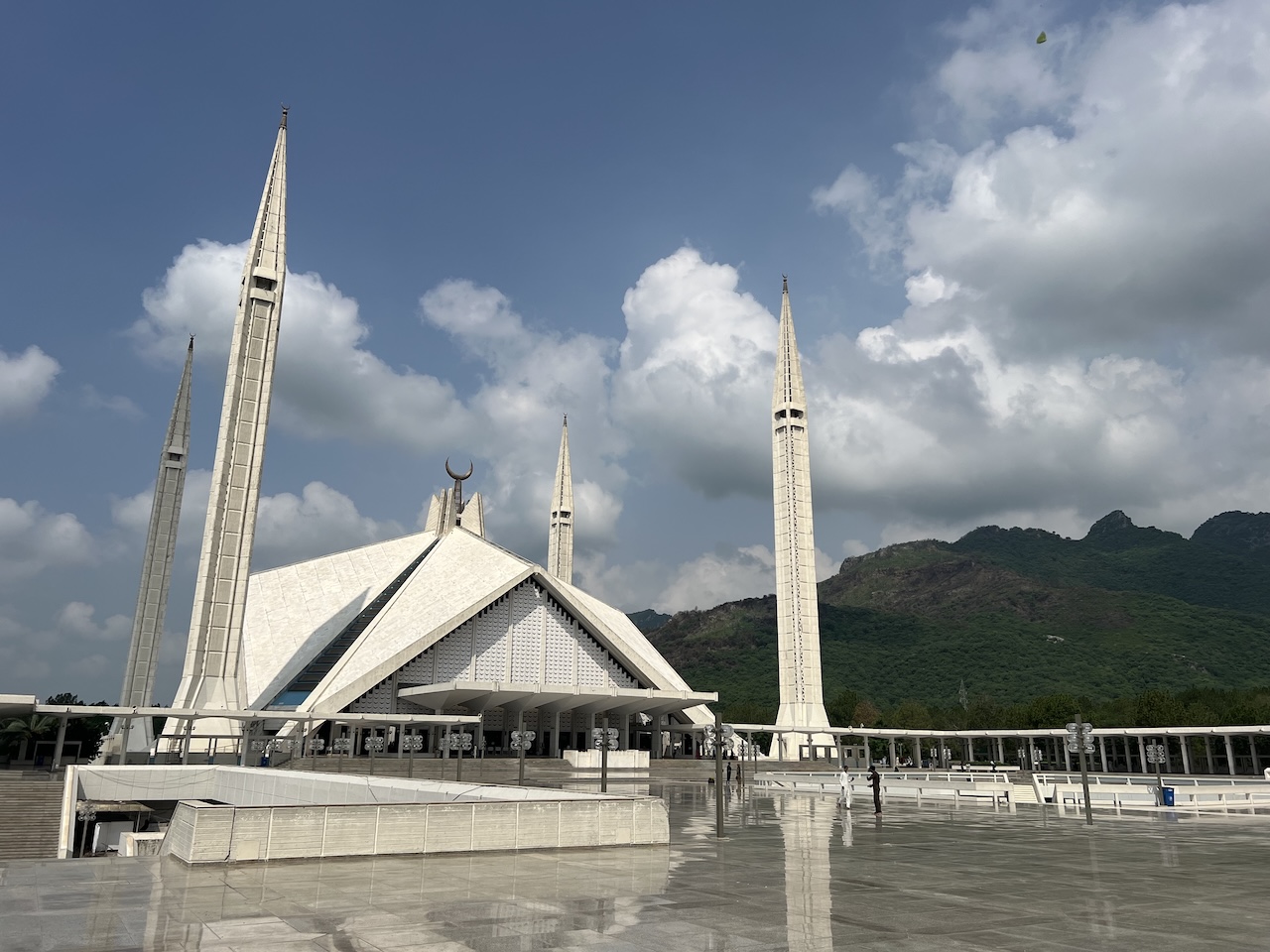 Moschea Islamabad Vasta e moderna Moschea Shah Faisal a Islamabad con quattro minareti e sfondo di colline verdi sotto il cielo azzurro