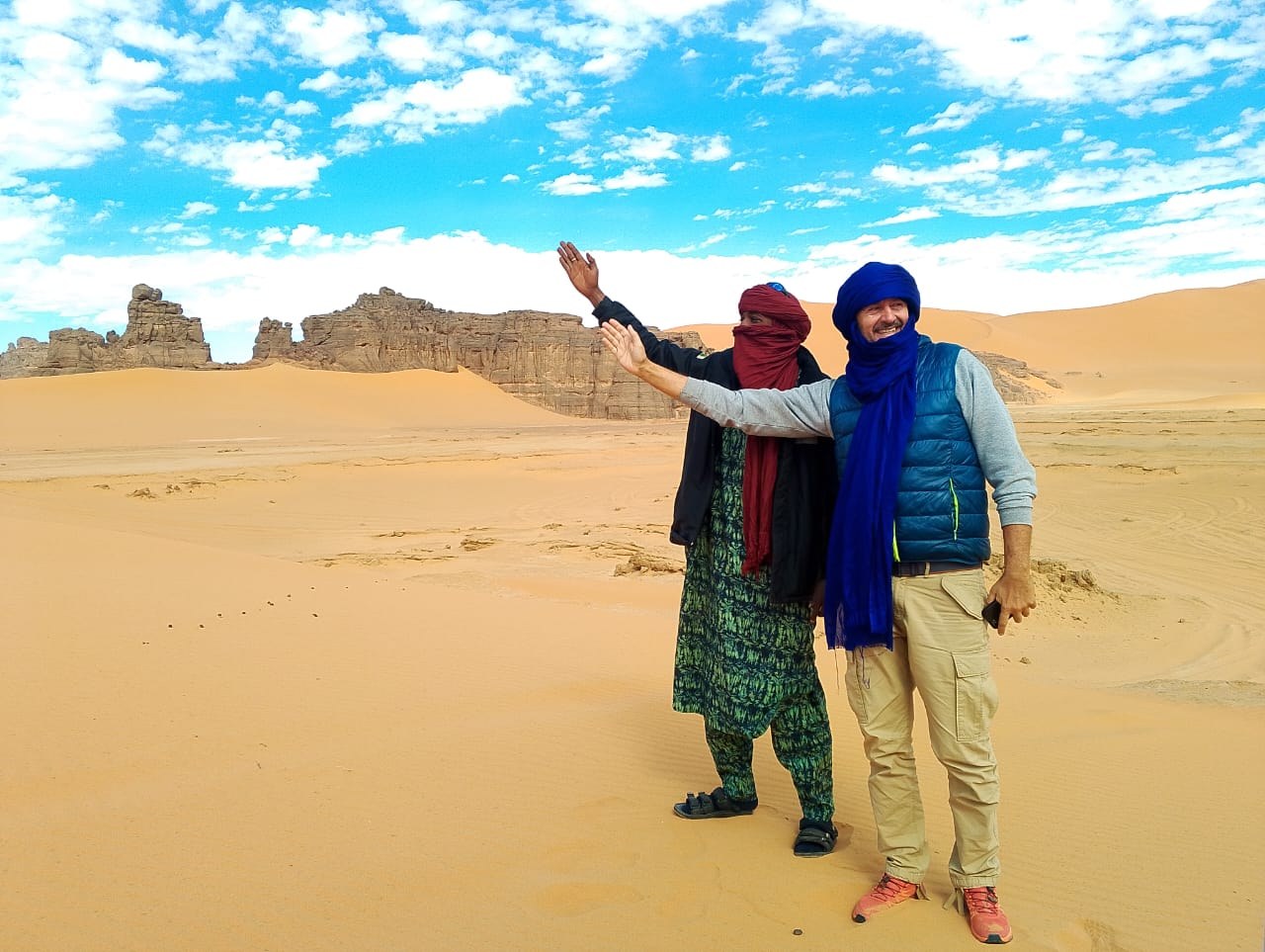 Guida tuareg e viaggiatore nel deserto durante il tour in Algeria