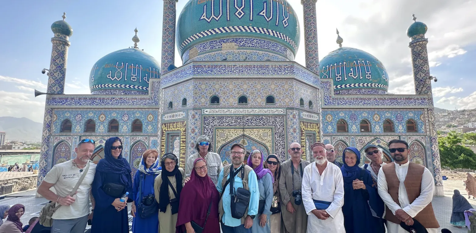 Gruppo di viaggiatori in posa davanti alla moschea di Sakhi Shah-e Mardan Shrine a Kabul in Afghanistan