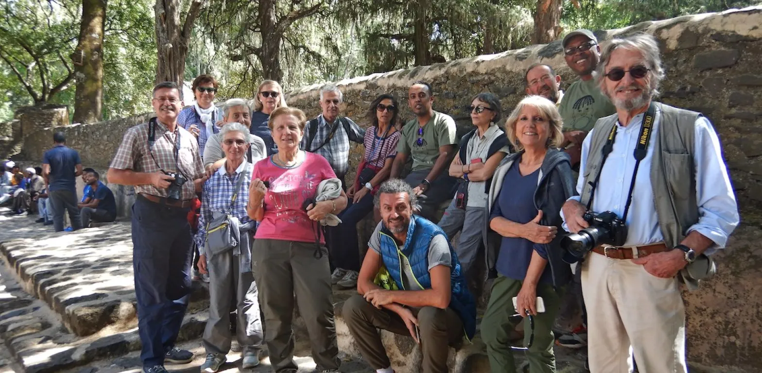 Foto di gruppo di turisti italiani in Etiopia con la guida locale