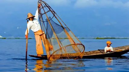 MYANMAR, INLE LAKE, HINTHA FISHERMAN