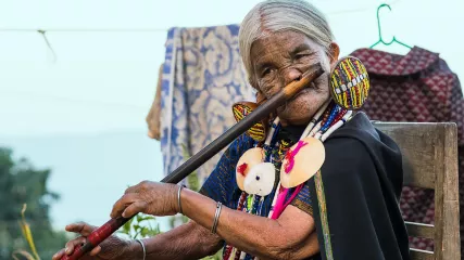 Donna Chin tatuata che suona il flauto a Mindat