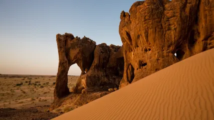 Imponente formazione rocciosa a forma di elefante in Mauritania, con sabbia.