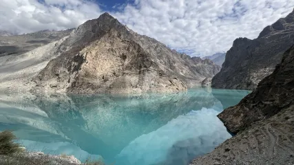Veduta panoramica del Lago Attabad, lago glaciale con acqua turchese, incastonato tra ripide montagne rocciose