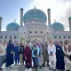 Gruppo di viaggiatori in posa davanti alla moschea di Sakhi Shah-e Mardan Shrine a Kabul in Afghanistan