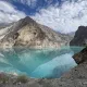 Veduta panoramica del Lago Attabad, lago glaciale con acqua turchese, incastonato tra ripide montagne rocciose